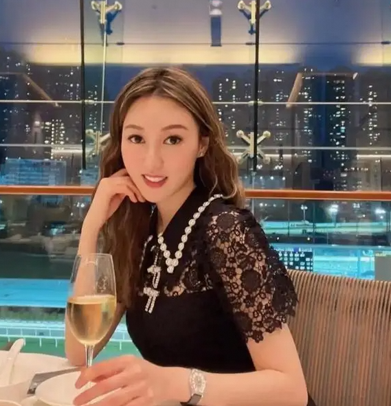 TVB前港姐季军何艳娟晒近况曾爷孙恋离婚分3亿现发福