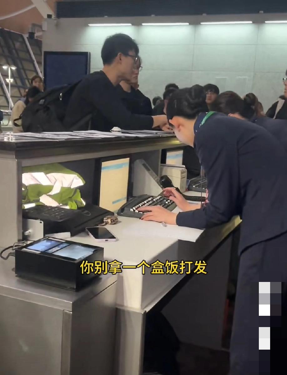 上海国际机场，因天气原因航班延误，男子作为乘客代表跟工作人员交涉:“别想拿一个盒