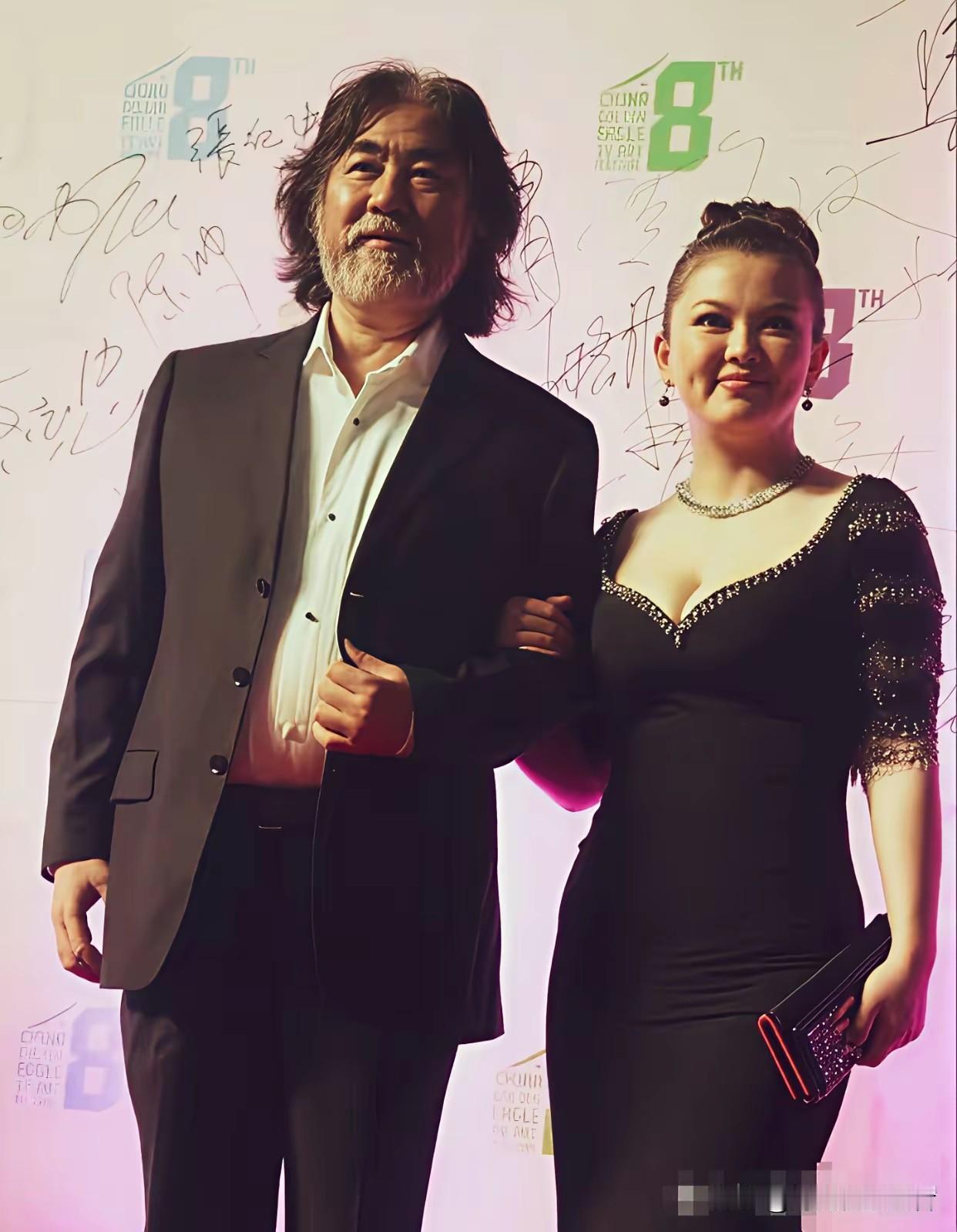 李湘和张纪中关系看起来了不错。李湘当年也不算胖，感觉挺漂亮，自从陪着王诗龄去英国