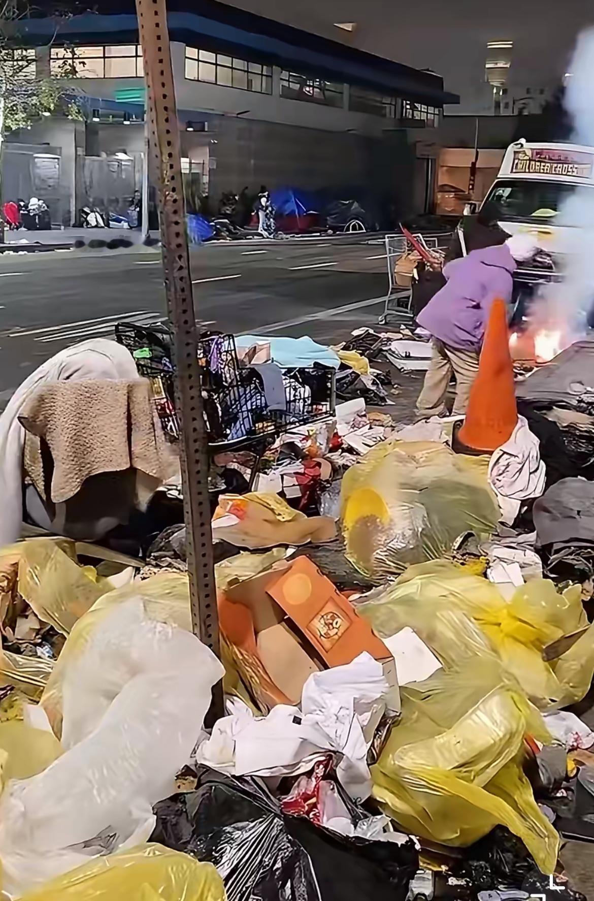 不要总是说美国晚上路上没人了，看看洛杉矶的晚上有多热闹，人们在路边燃起了篝火，冷