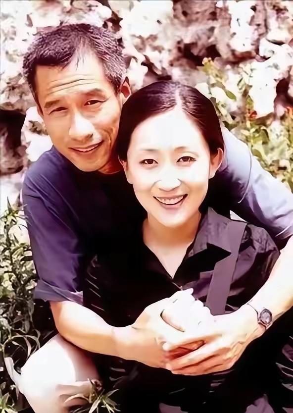照片中的这位男明星是刘佩琦，他因参演《大宅门》里的白三爷，被很多人认可，演技不错