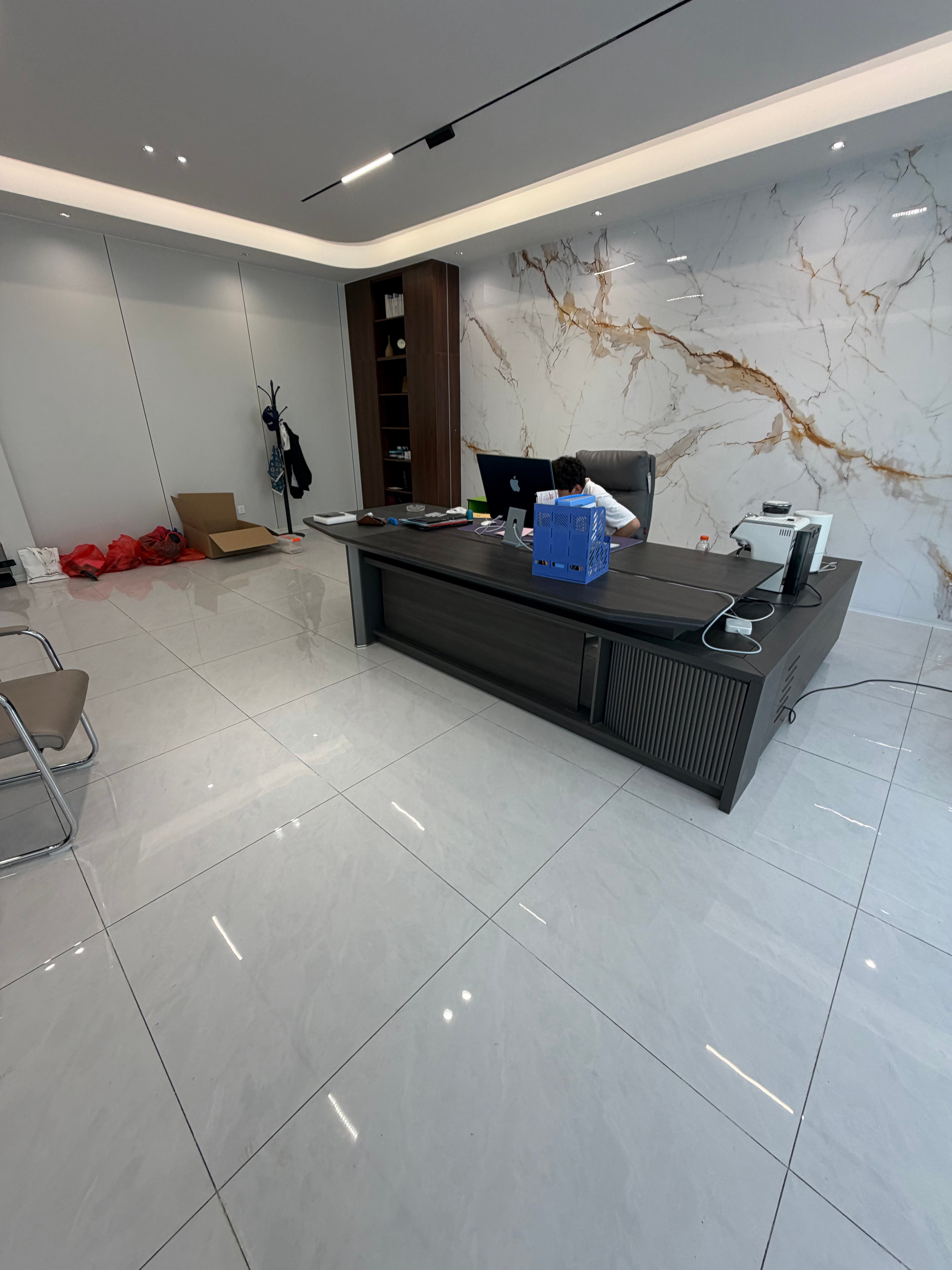 工厂也是慢慢好起来了[晕][晕]建了新的办公楼搬了新的办公室​​​