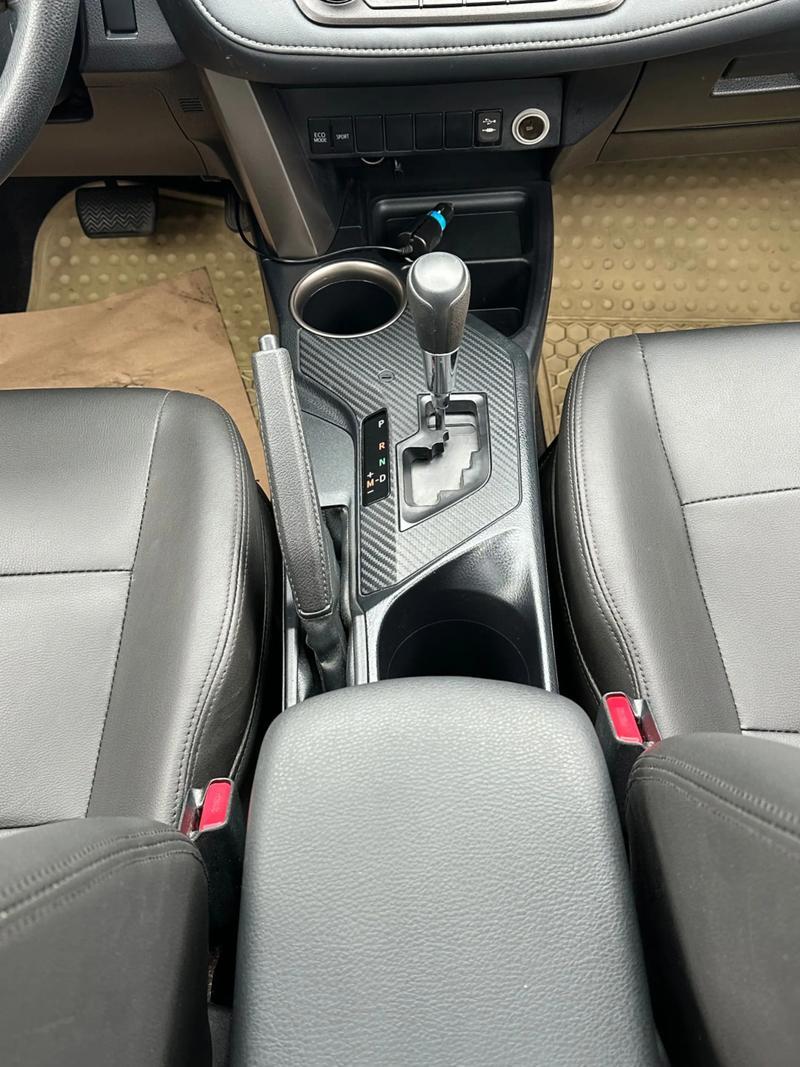 RAV4新手提车必学：雪地/湿滑起步用SnowMode：挡把前Mode键切至