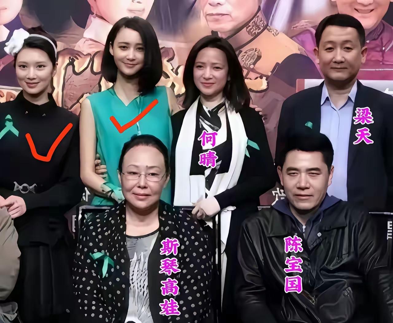 晒图笔记大赛问了近三百人都没认出！老照片后排两位无标注女星，看着眼熟却叫不出名字