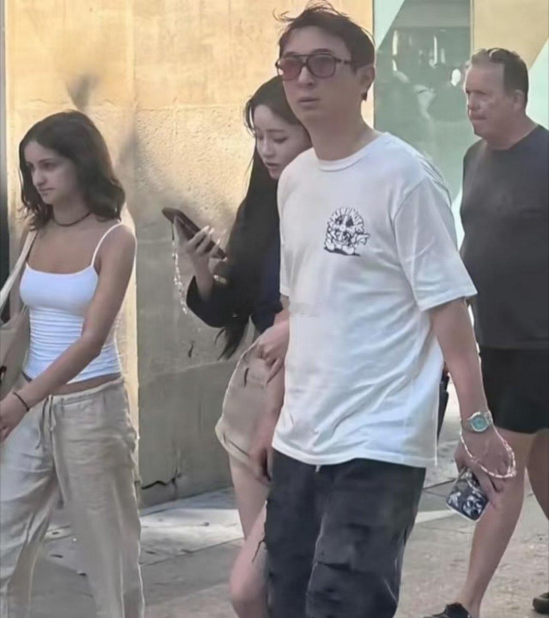 有钱人消费也降级了，身边的女人长得一般。