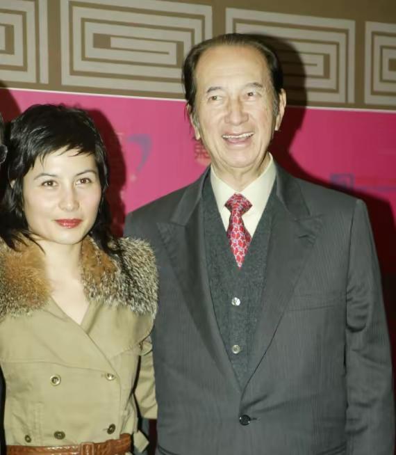 二房的小女儿何超仪才是最被赌王喜欢的女儿吧,因为她真是是想怎么样就怎么样。赌