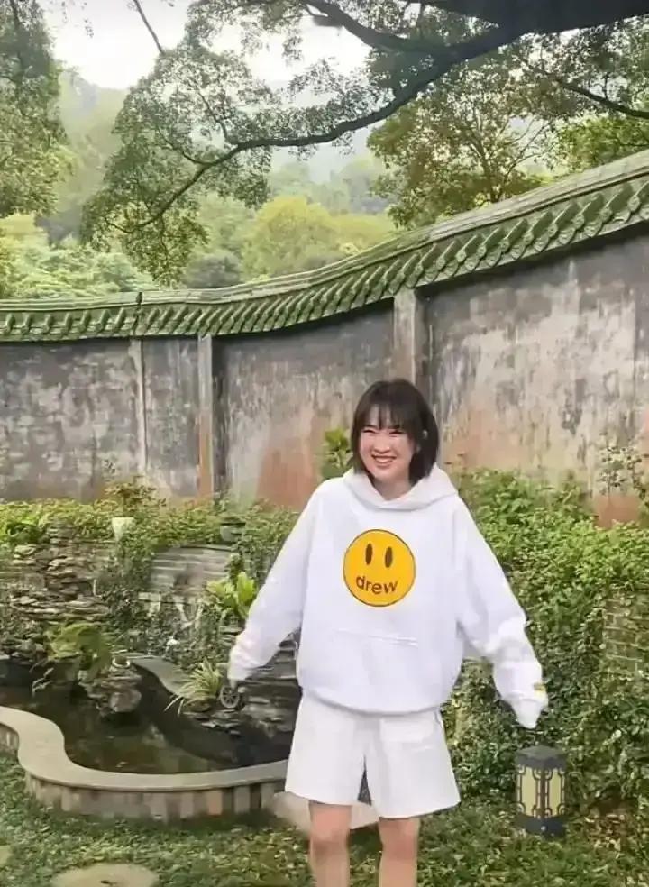 4800块一顿饭？假的！这数字出自《老舅》第27集，姚安娜请客那场戏。网友