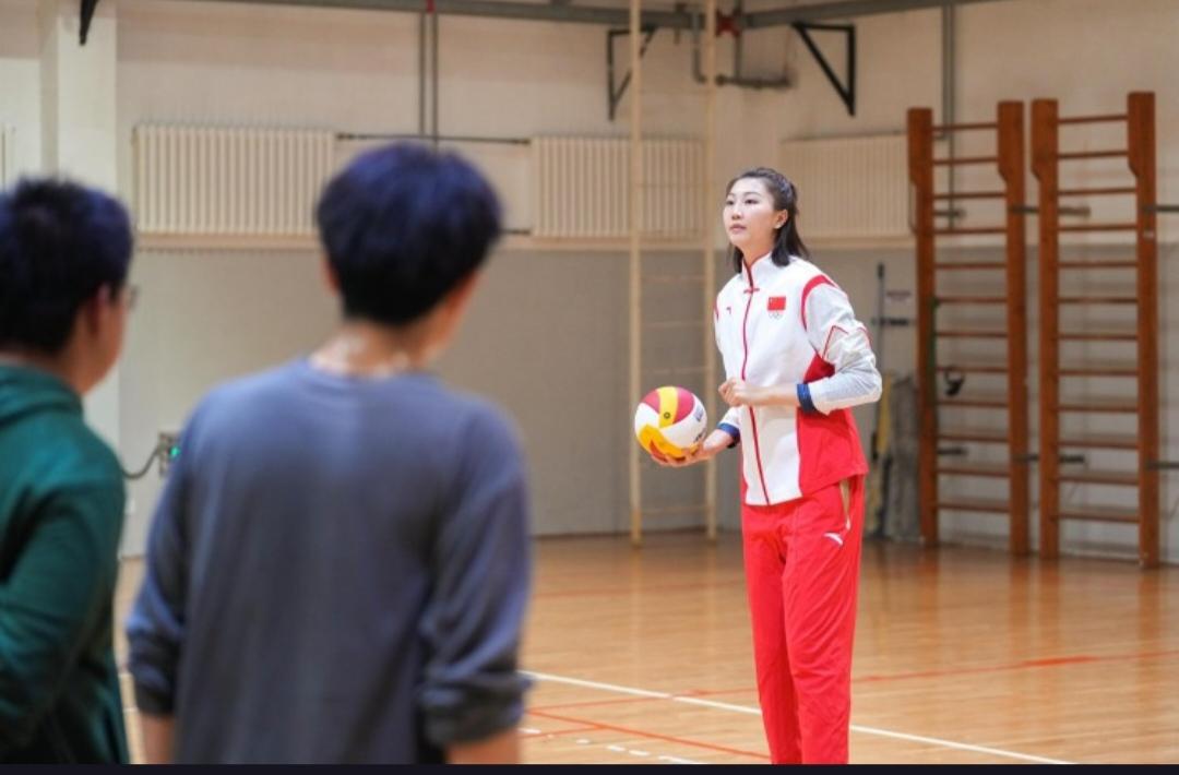前中国女排队长袁心玥为何转战教育界？她在南开大学的首堂课引发热议。前中国女排队