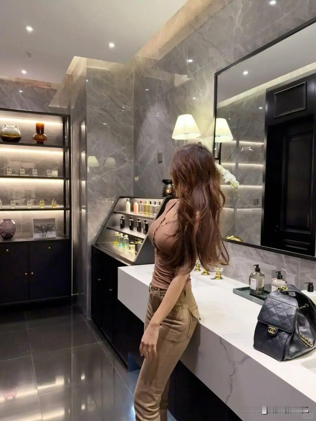 姐妹们！今日份look直接开满女人滤镜，温柔到我自己都想抱一下！[比心][比心]