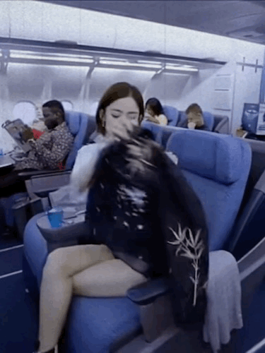 什么样子的女人才是最美的一个镜头告诉你，古力娜扎的身材有多优越。飞机机舱随性放松