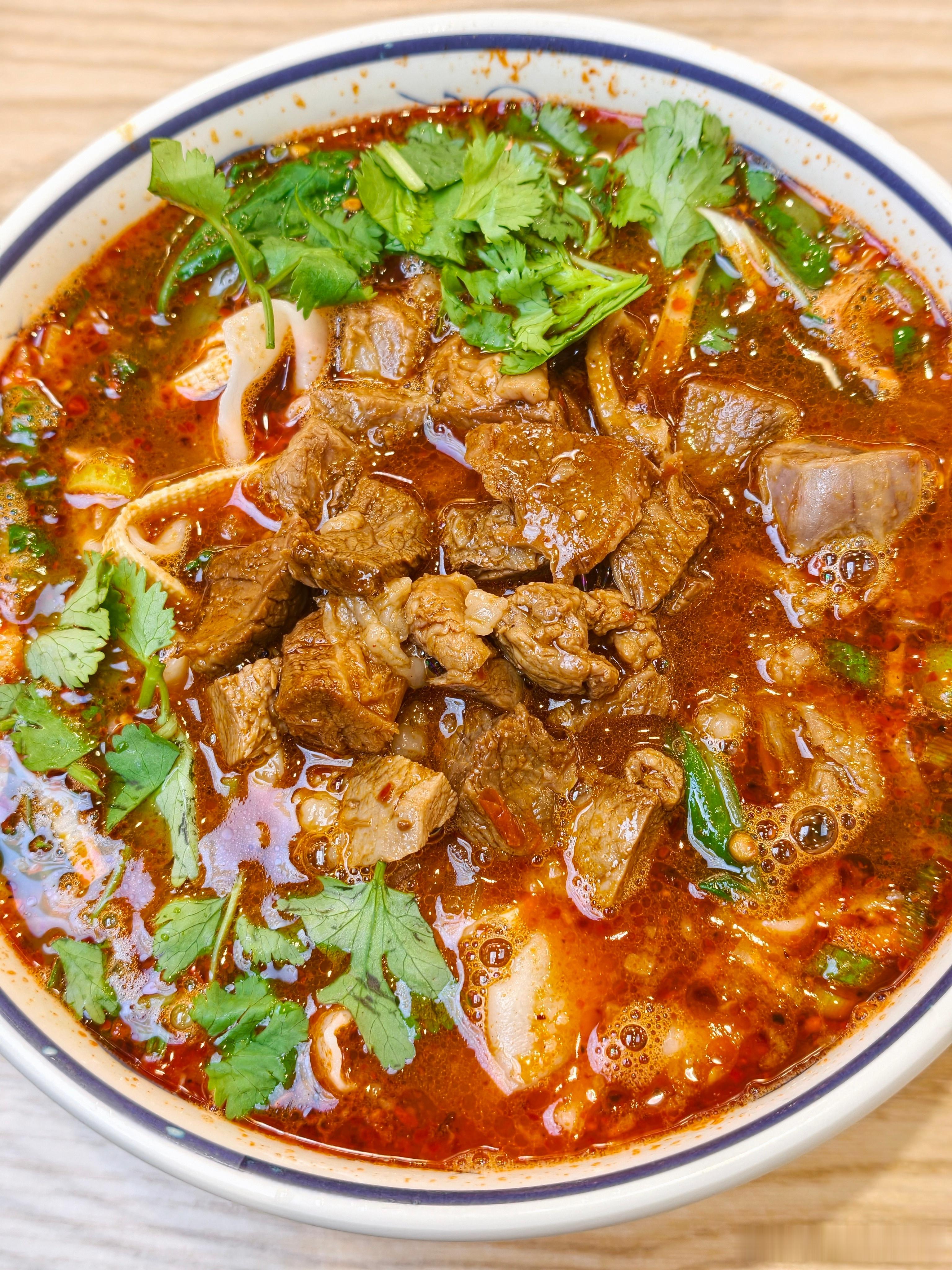 来尝尝公司楼下的河南烩面，你们猜猜我点的什么辣？