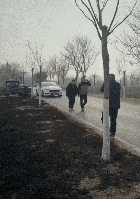 为了救自己的哥们，虽然力度大一些，但是由于事发突然，也是可以理解的，从另一个角度