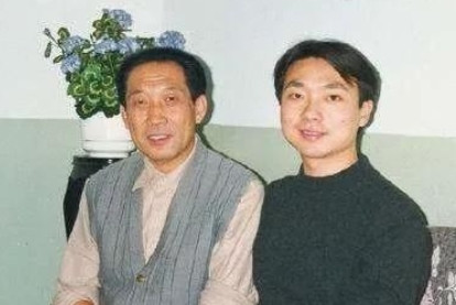 当年，康辉报考的是北京广播学院（现中国传媒大学），没想到等来的是天津商学院的通知