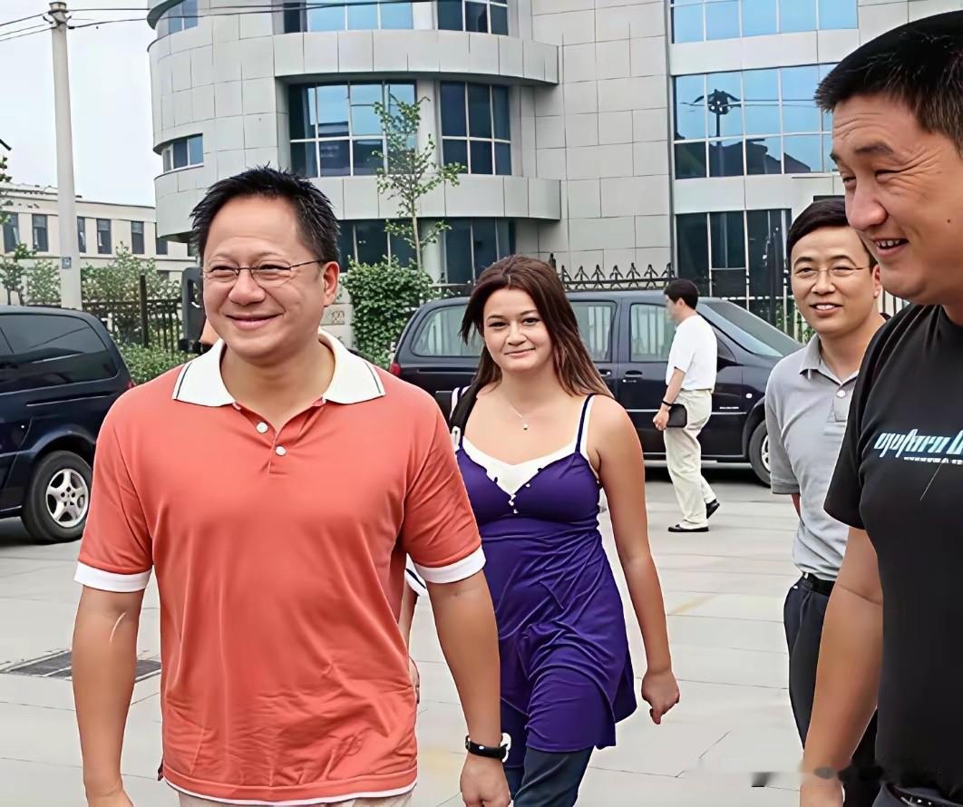事实证明，人不可貌相，海水不可斗量！这个眼镜大叔，现在已经是全球顶级富豪！[