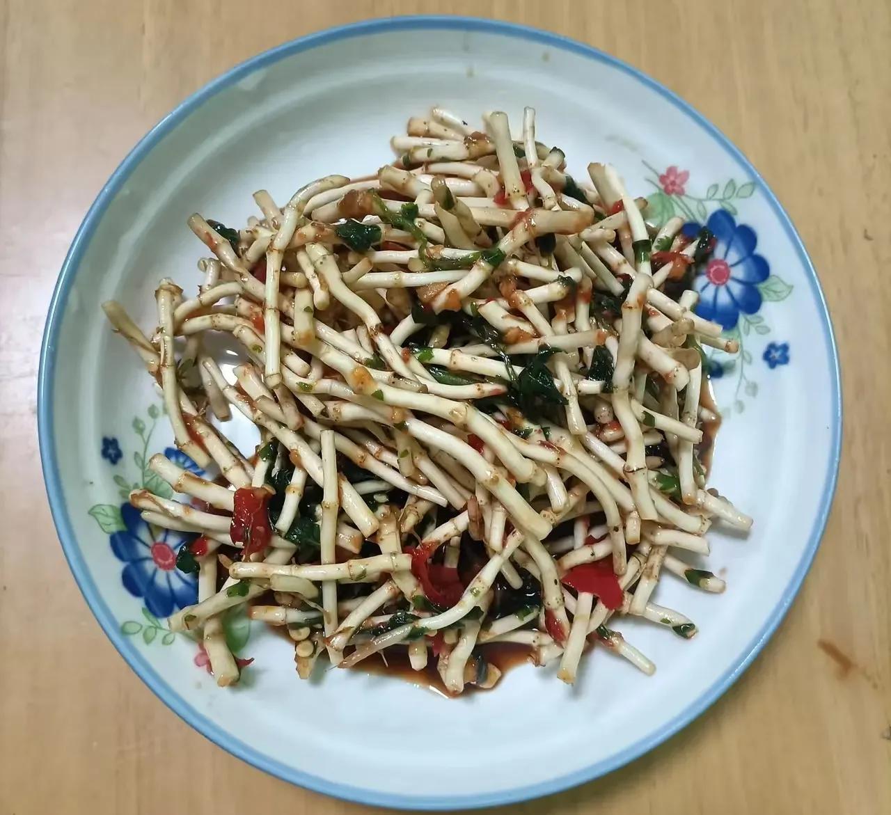 “只有云贵川渝的人才吃折耳根”，这种说法是不全面的。我有个朋友是山