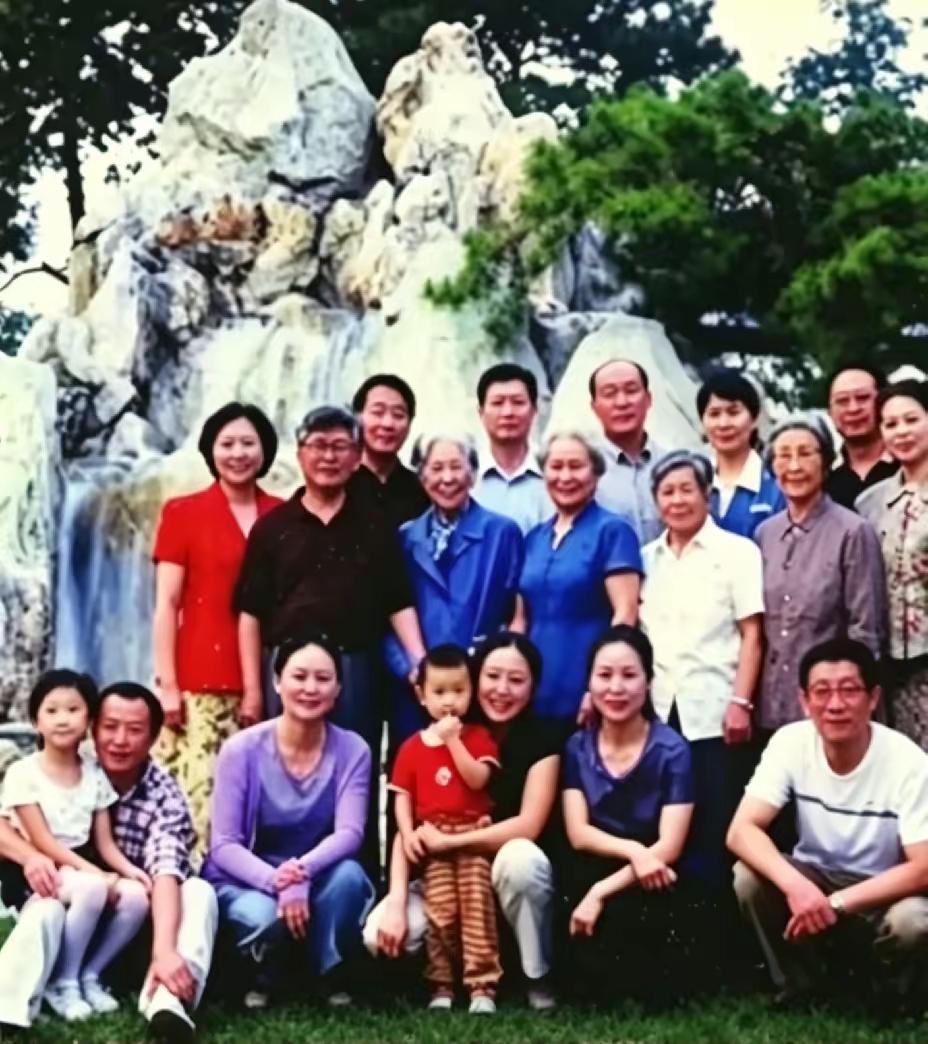 2000年，王光美80大寿，在钓鱼台留下全家福。