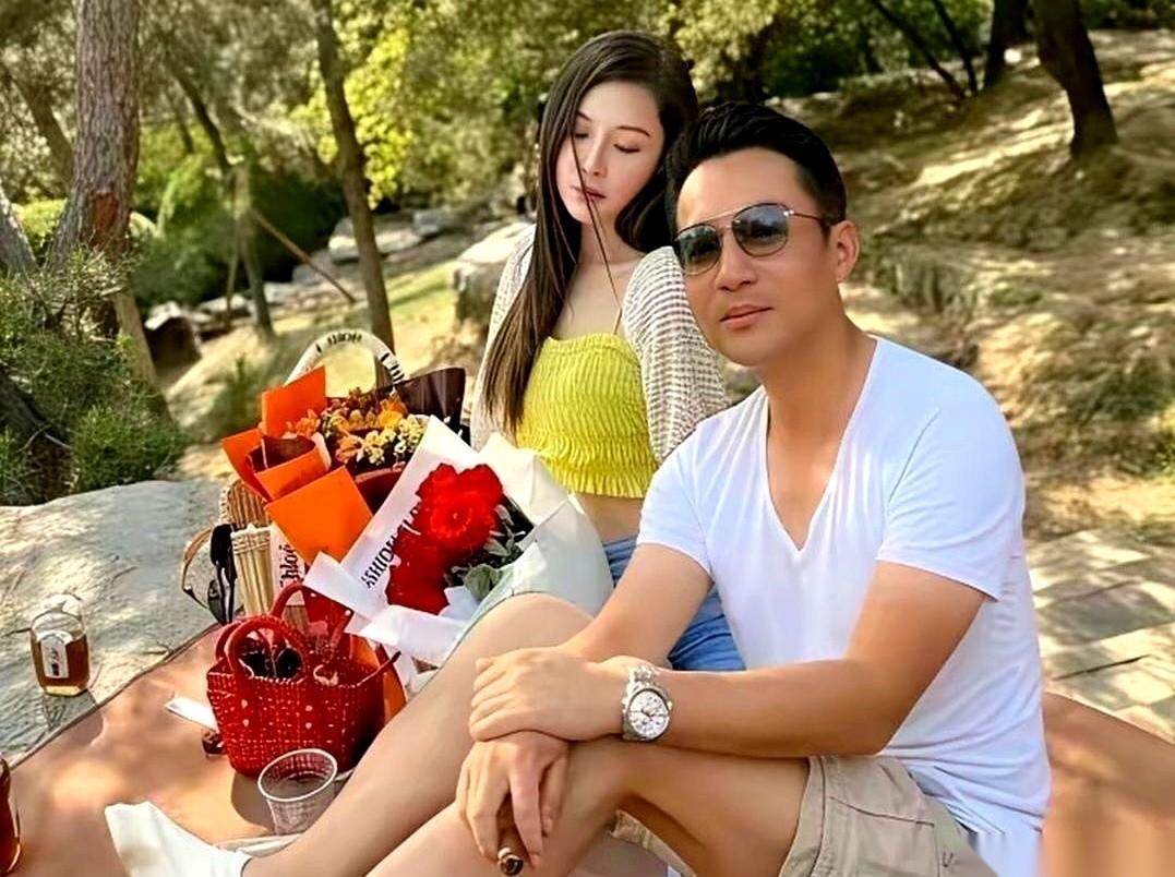 那张郊外野餐的照片，汪小菲旁边坐着的还是张颖颖。草地上铺着格子布，人往那一坐，