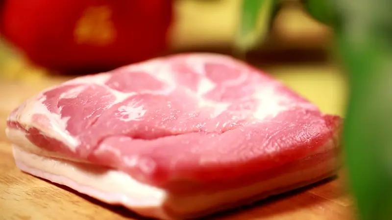 双汇猪肉抗生素超标近38倍双汇猪肉抗生素超标近38倍这事儿太吓人了！猪肉可是咱