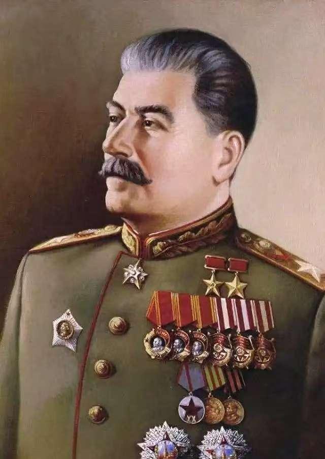 斯大林最后一夜有多惨？从水晶棺被扔进水泥坑，金扣子都被扒光你敢信吗？这个曾