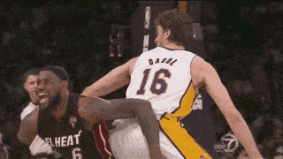 有谁能告诉我，这是不是AI？因为这夸张的嚎叫动作，感觉不像是人类能做出来的样子