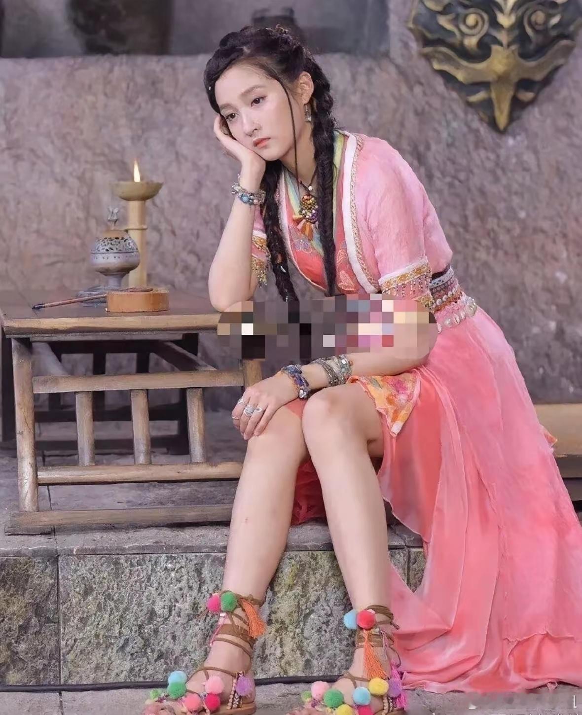 关晓彤片场休息偷拍.女明星腿上也有疤啊.看起来腿是长还很白