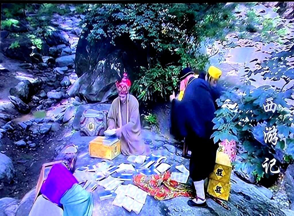 最近有个说法，说86版《西游记》骗了咱们快40年。就是通天河晒经那段，石头