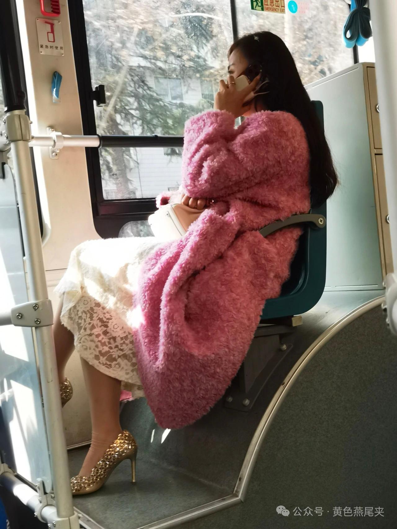时尚穿搭！公交车上的时尚女性！