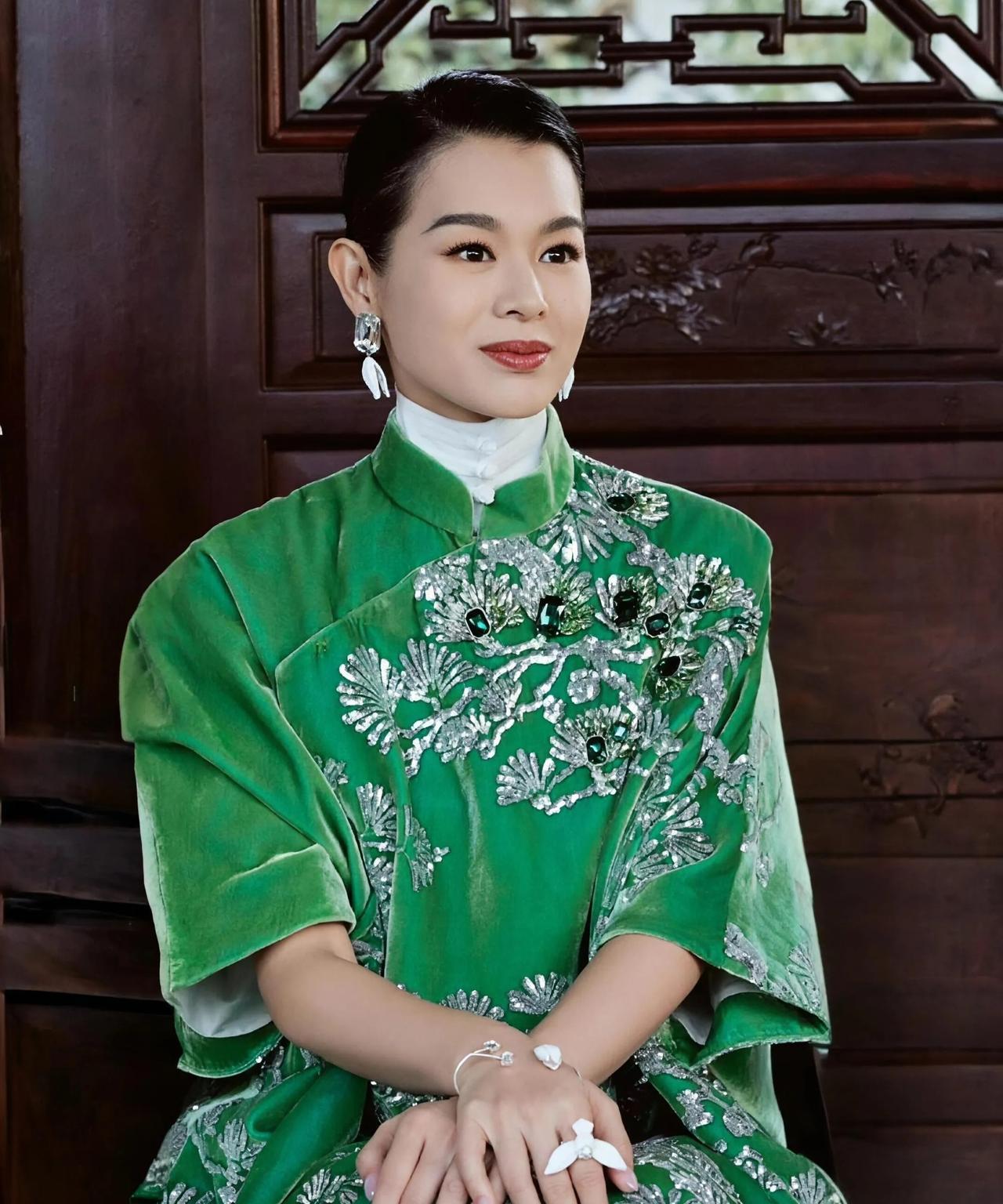 胡杏儿无论身材、肤色、还是五官都是极品，可有一个致命缺陷那就是脸太大了，就是因