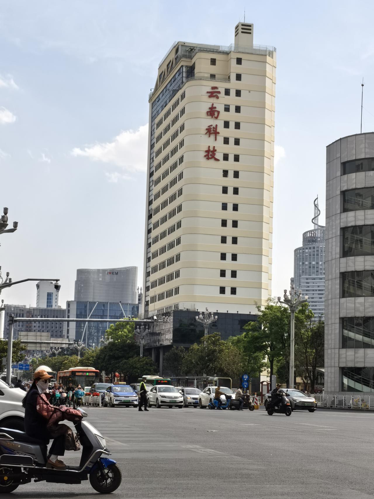 位于昆明市盘龙区人民东路的金泉大酒店是一家开业二十多年的回星级旅游饭店，酒店共有