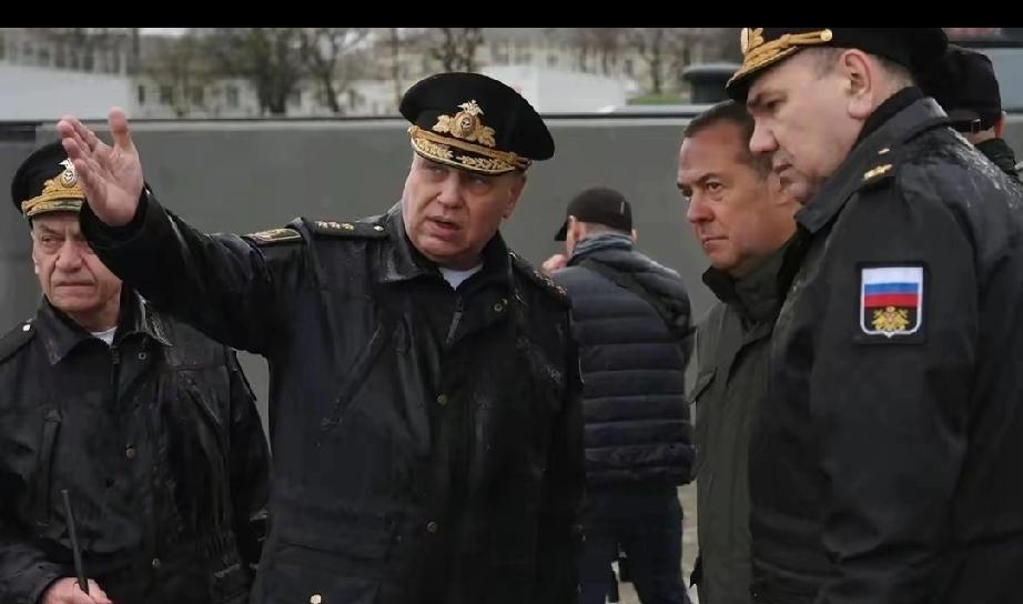 受俄罗斯武装力量最高统帅弗拉基米尔·普京的指示，俄安全委员会副主席梅德维杰夫于2