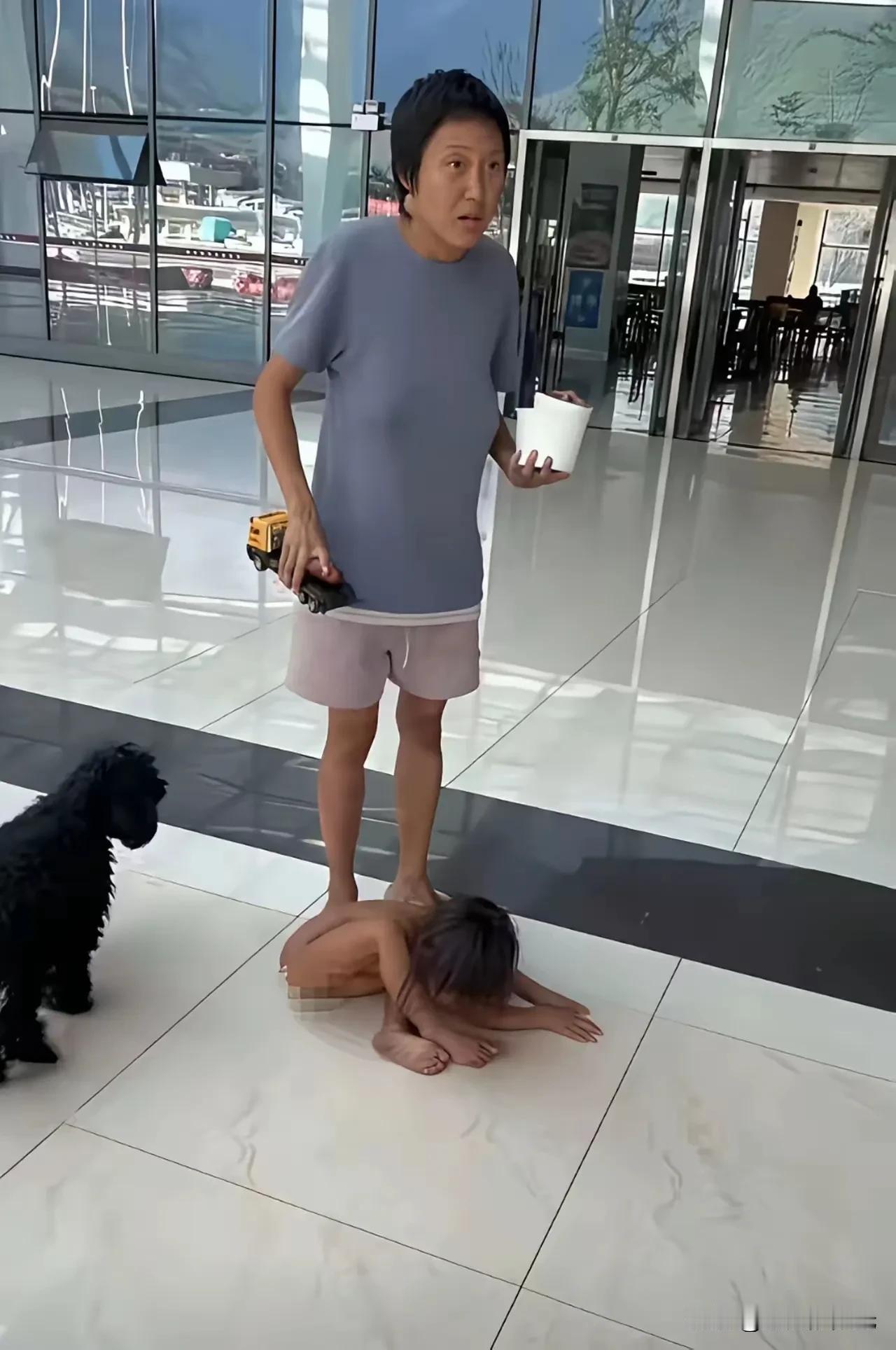 野人小孩的父亲回应了！解释不让小孩穿衣服的原因：是因为孩子有湿疹，穿衣服会摩