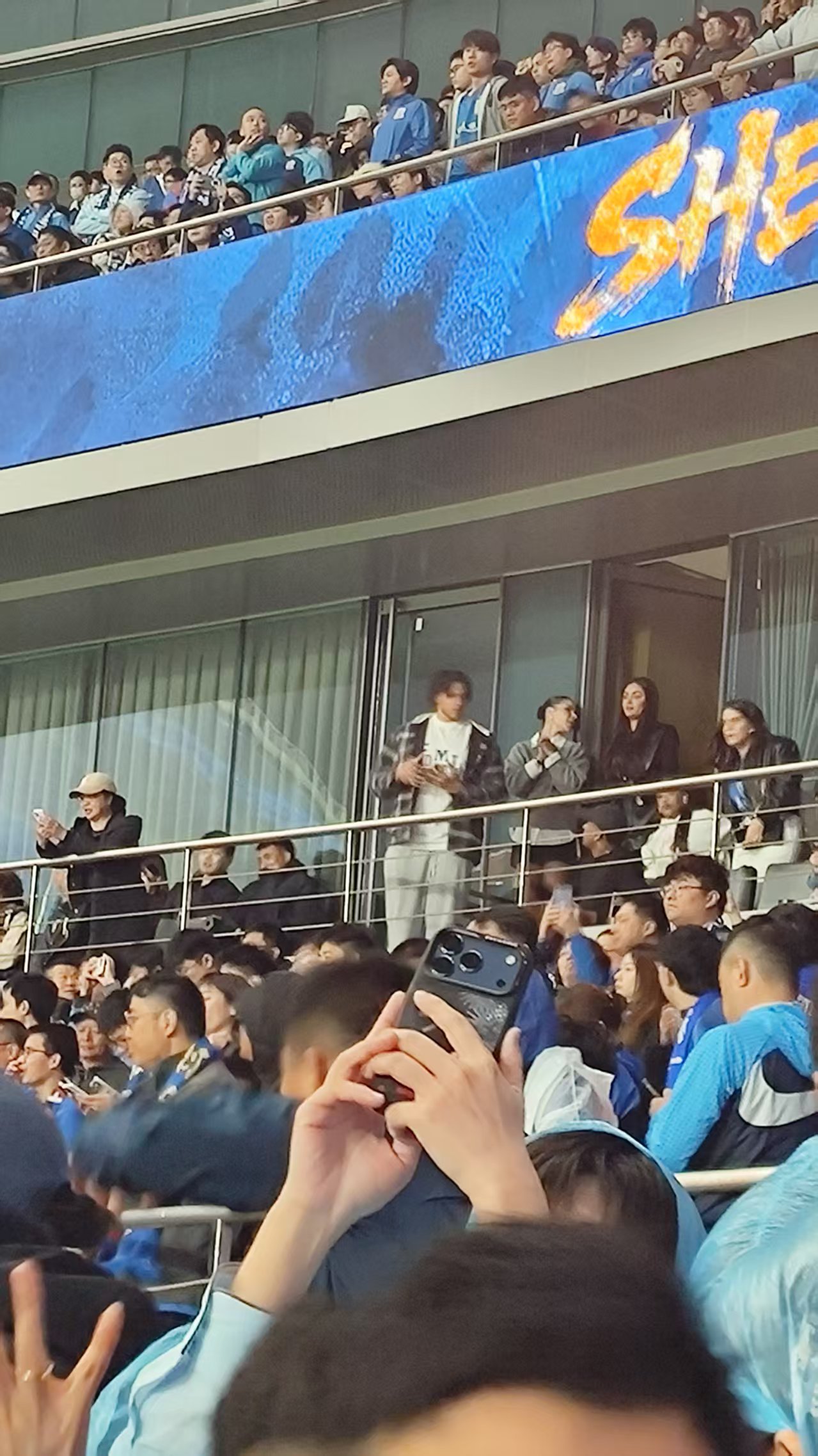 洛夫顿看德比去了，好像和米内罗在一个包厢上海久事大鲨鱼上海申花vs上海海港