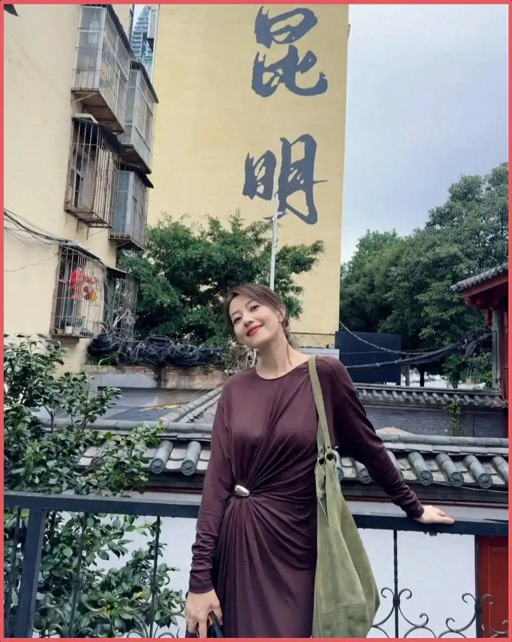 46岁高圆圆没去红毯，穿条棕红长裙在昆明菜场啃烤饵块，网友看傻：这也太接地气了