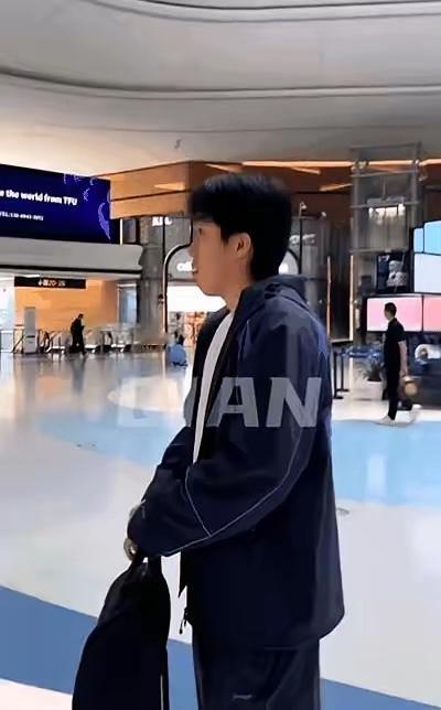 这事儿，一眼看出人品。王楚钦在机场掏出金卡，算能不能把全队刷进休息室；不够就把卡