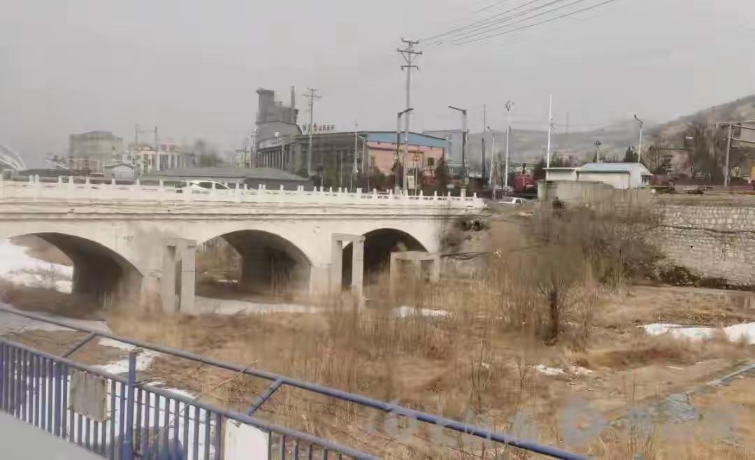 近日山西省吕梁市中阳县一个小学两名副校长和4名教师晚上组织饭局，吃完饭又到KTV