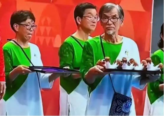 这次日本亚运赛场，服务赛事的志愿者中，不少已是花甲古稀老人，这一幕似乎暴露出日本
