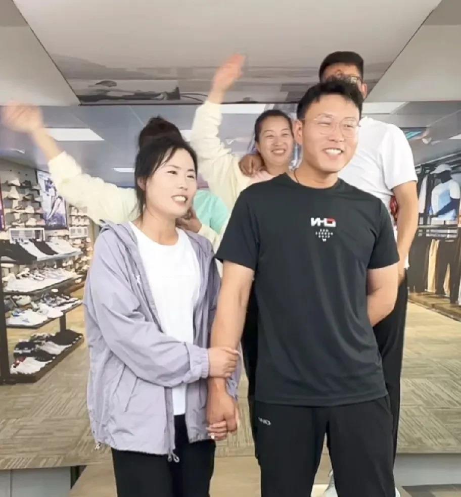 农哥直播间平时也就三百来人，这回直接飙到五千多！小红两口子从四川扛着大包小包坐两