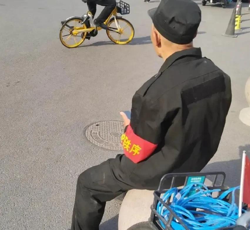 今天我在大门口值班，看到绿化带的师傅在修绿化带。就过去和他聊了一会。平时总觉得他
