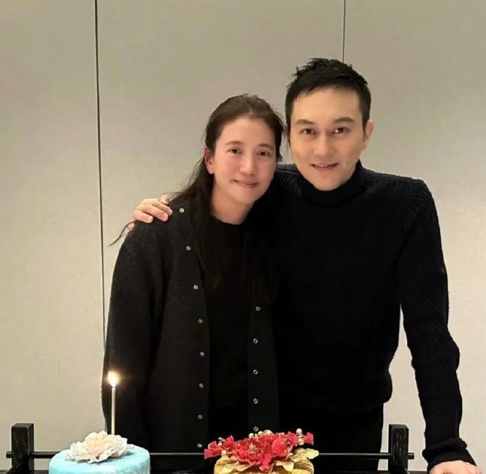 张智霖这“不老妖精”真不是白叫的！胡子一刮清爽利落，头发焗得乌黑亮泽，整个人看
