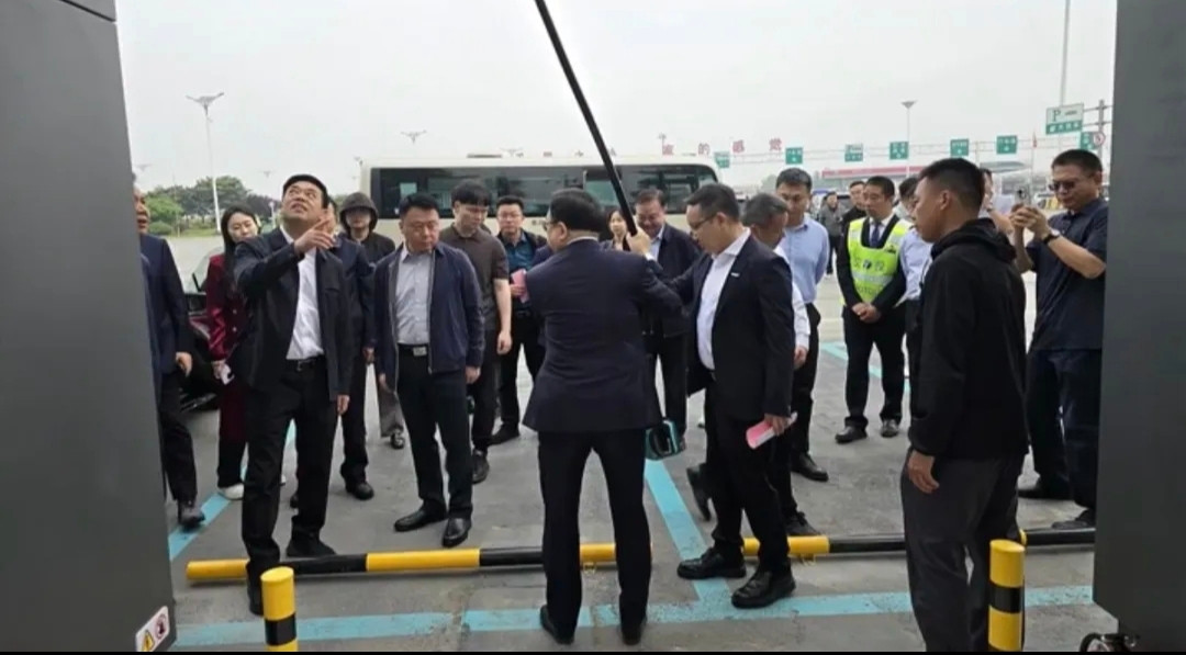 比亚迪王传福再到一线考察闪充站