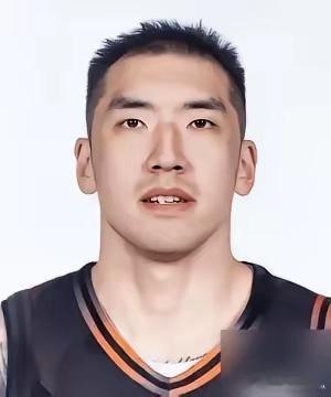 易建联的21年结束了，韩德君的18年也画上句号。球场上，35岁的陶汉林还在扛着