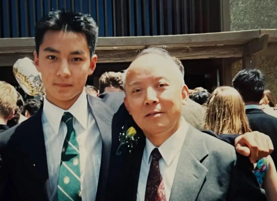 吴彦祖的父母都是中上长相，但是他长出了混血感，真正的基因彩票。会长比什么都重要，