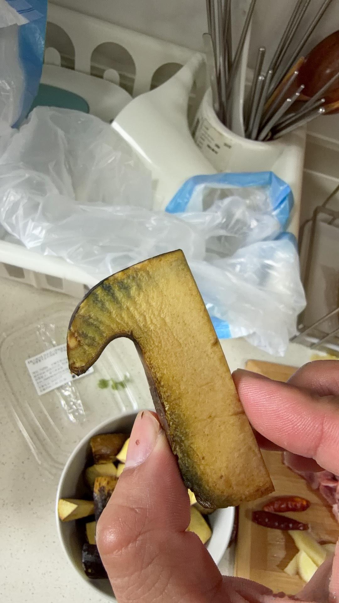 伟大的网友们我买的牛肝菌但切开后变青了这是见手青嘛？我只煮了不到十分钟可以吃吗？