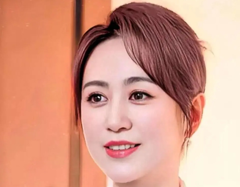 马丽说她八岁那年父母离婚，爷爷死活不肯留女娃，母亲揣着离婚证啥都没要就把我拽走了