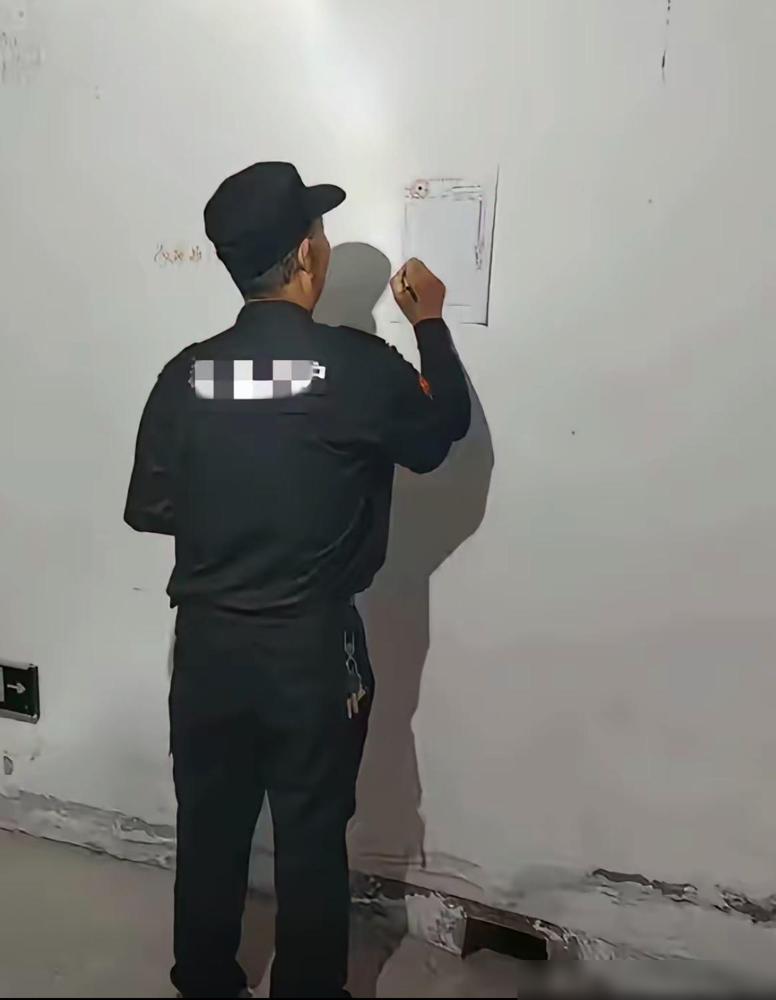 我表弟就在物业干保安，夜班，一个月四千二。我前两年也干过同款物业夜班保安，说