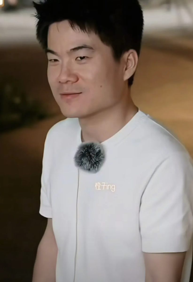 这氛围顶了天了！董宇辉甘肃行直播时一群幕后吃烤羊，20多岁的半大小子啃着骨头