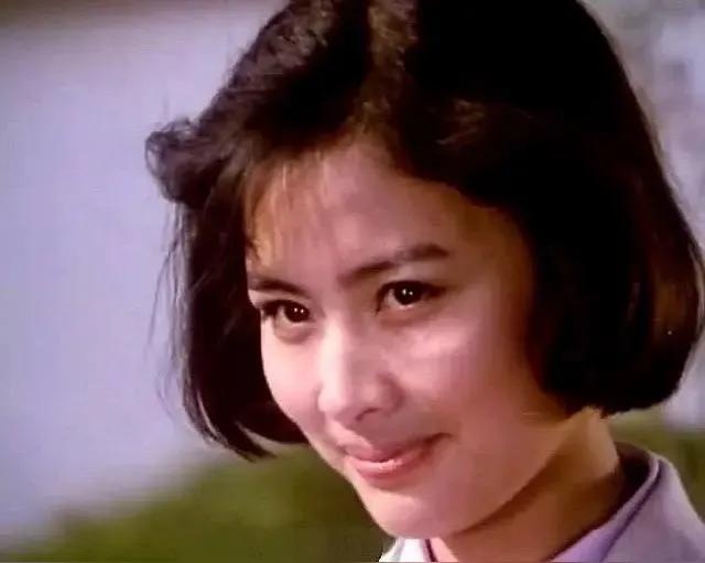 杜淳小的时候父母离婚，父亲杜志国在深圳偶遇了曾经的演员80年代金花赵娜，一见如故