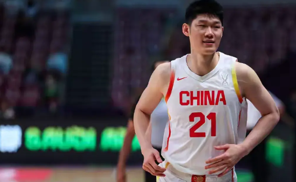 中国男篮官方发文：“胡金秋是中国男篮沉默基石，热血担当，也是中国男篮的新领袖”。
