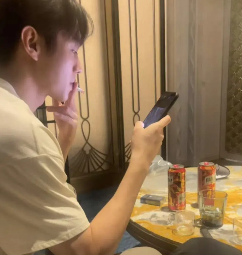 完了，希望不要实锤，许荔莎自爆酒店照片，许凯这小模样，还抽烟，哈哈，别急，让子弹