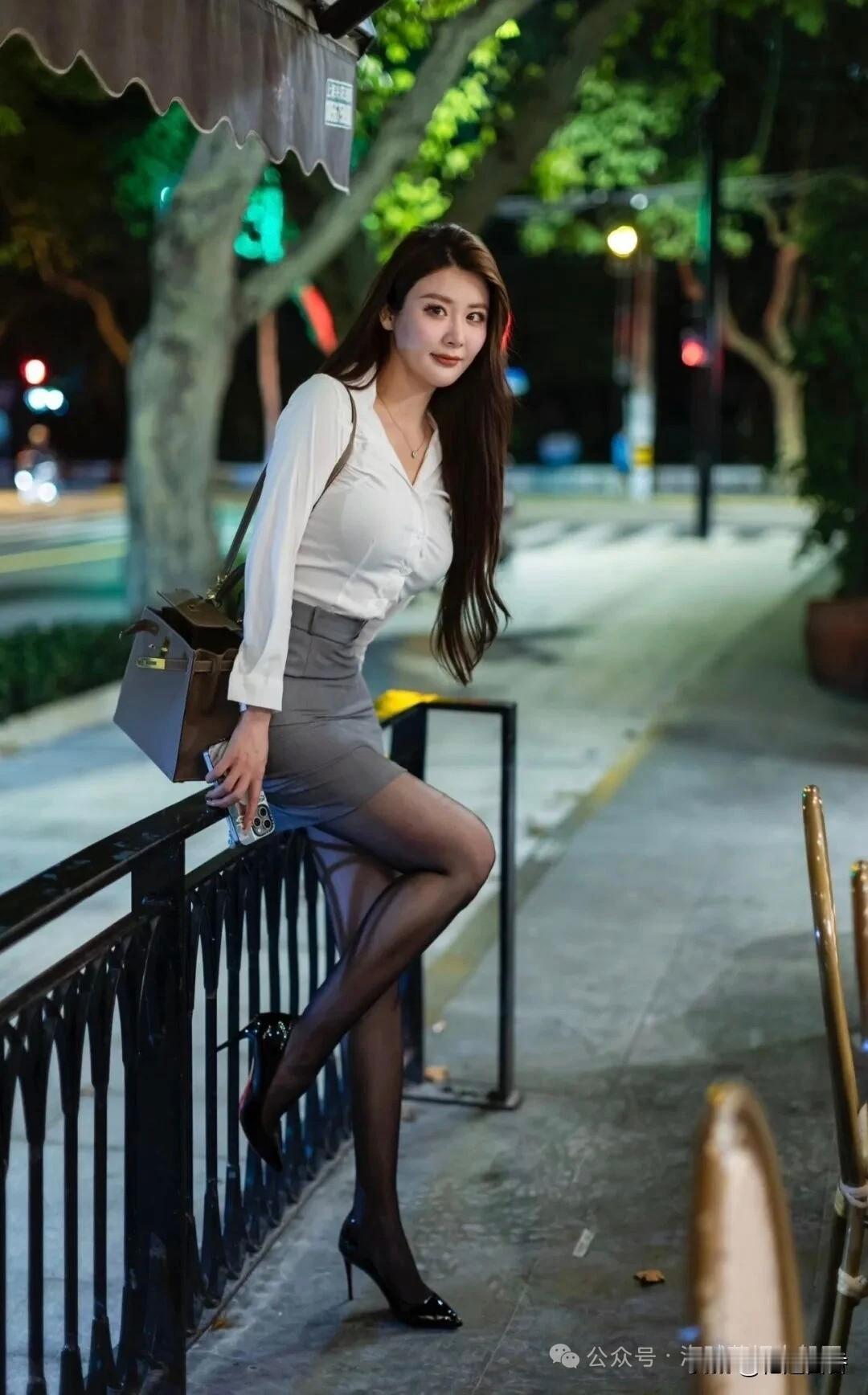 夜晚街头的优雅姿态，时尚穿搭，尽显都市魅力！